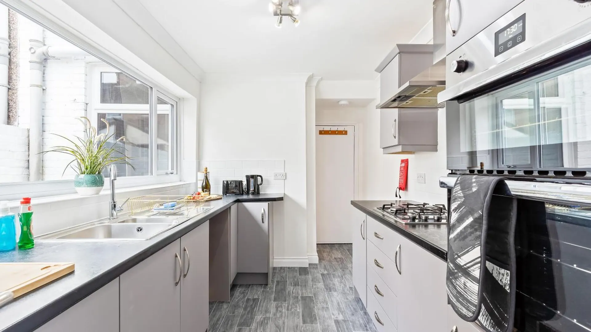 4 Bedroom 4 Bathroom House - Prime Location - Free Parking, Fast Wifi And Smart Tvs By Yoko Property Redcar Holiday home