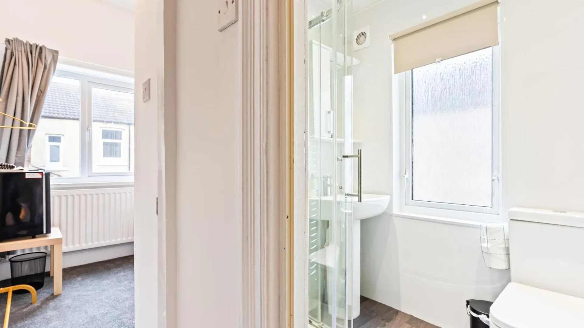 Holiday home 4 Bedroom 4 Bathroom House - Prime Location - Free Parking, Fast Wifi And Smart Tvs By Yoko Property Redcar