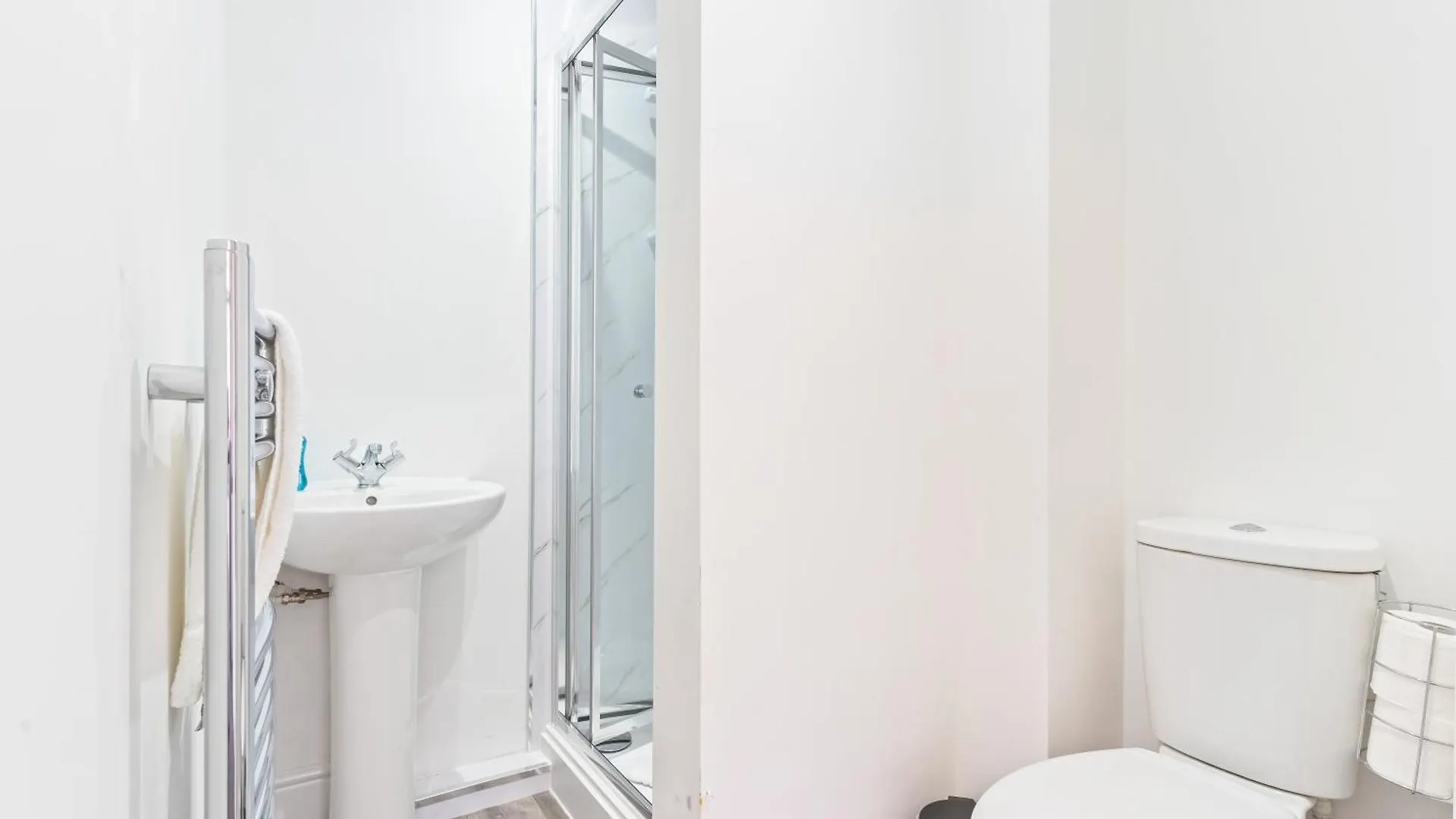 Holiday home 4 Bedroom 4 Bathroom House - Prime Location - Free Parking, Fast Wifi And Smart Tvs By Yoko Property Redcar