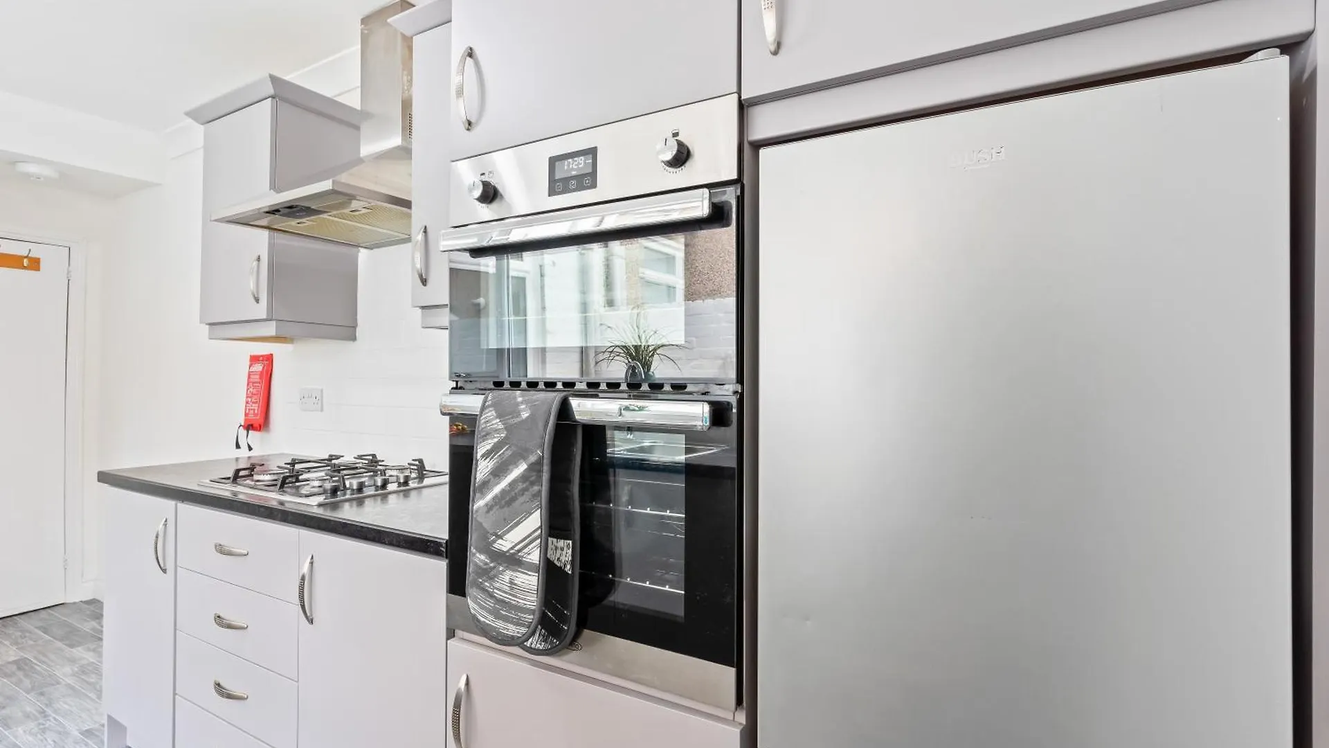 4 Bedroom 4 Bathroom House - Prime Location - Free Parking, Fast Wifi And Smart Tvs By Yoko Property Redcar 0*,  United Kingdom